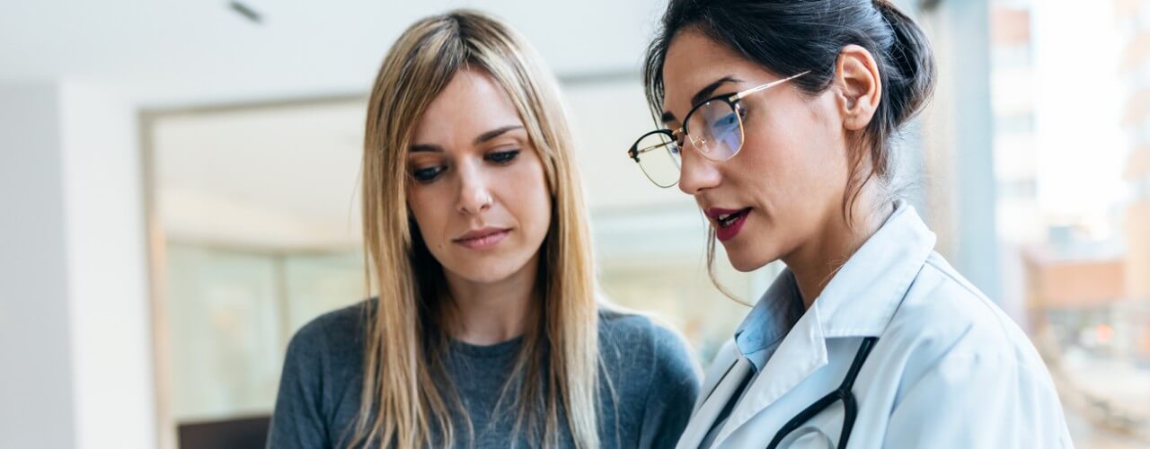 علت های خروسک شدن صدا و انواع درمان های پزشکی و خانگی آن 