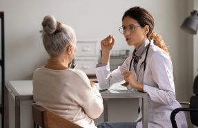 گفتار درمانی برای بیماران سکته مغزی به چه صورت انجام میگیرد؟