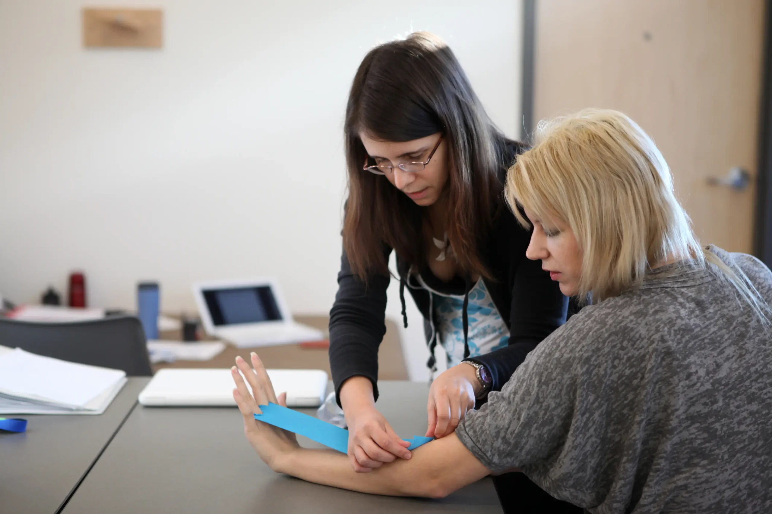 کاردرمانی چیست ؟ معرفی انواع مختلف آن (کاردرمانی ذهنی و جسمی ) + میزان تاثیرگذاری آنها