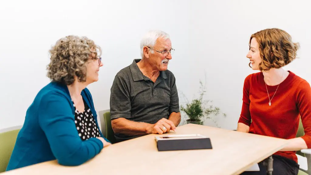 گفتار درمانی برای بیماران سکته مغزی به چه صورت انجام میگیرد؟