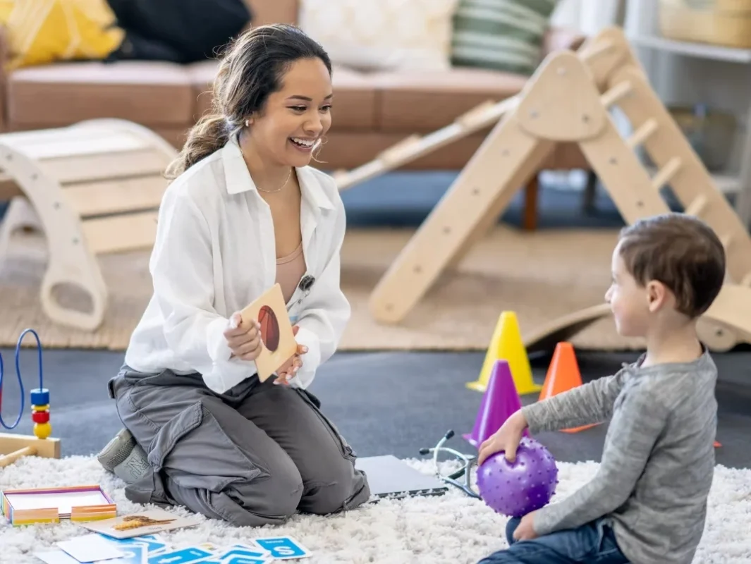 گفتاردرمانی اوتیسم چیست ؟تمرینات گفتار درمانی کودکان اوتیسم